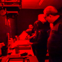 Explora la bellesa atemporal del blanc i negre en el nostre laboratori de fotografia, on cada imatge cobra vida amb tons i contrastos únics.